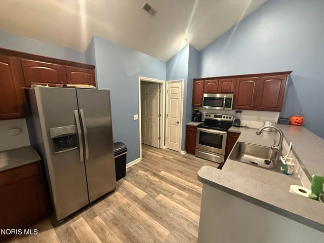 9882 Connor Lake Circle, Perrysburg, OH 43551