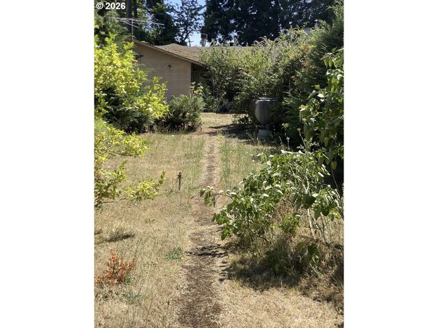 658 W FAIRVIEW Dr, Springfield, OR 97477