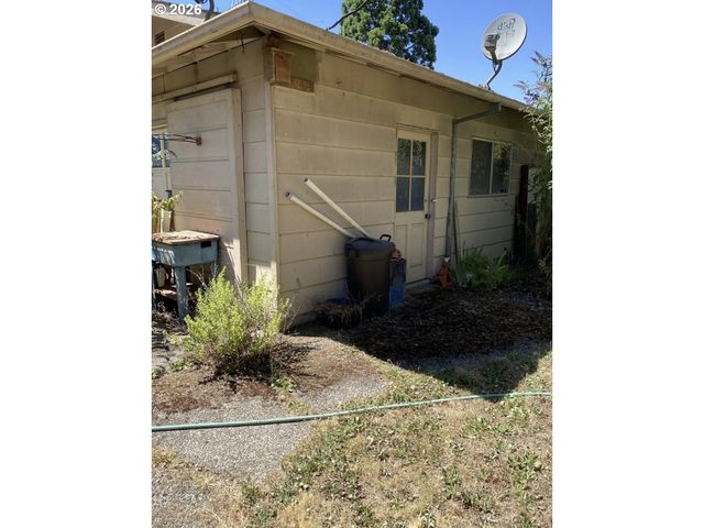 658 W FAIRVIEW Dr, Springfield, OR 97477