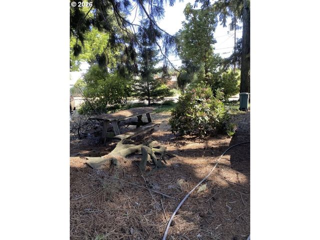 658 W FAIRVIEW Dr, Springfield, OR 97477