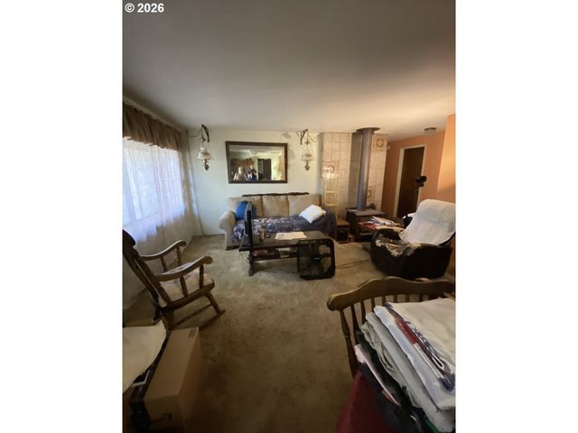 658 W FAIRVIEW Dr, Springfield, OR 97477