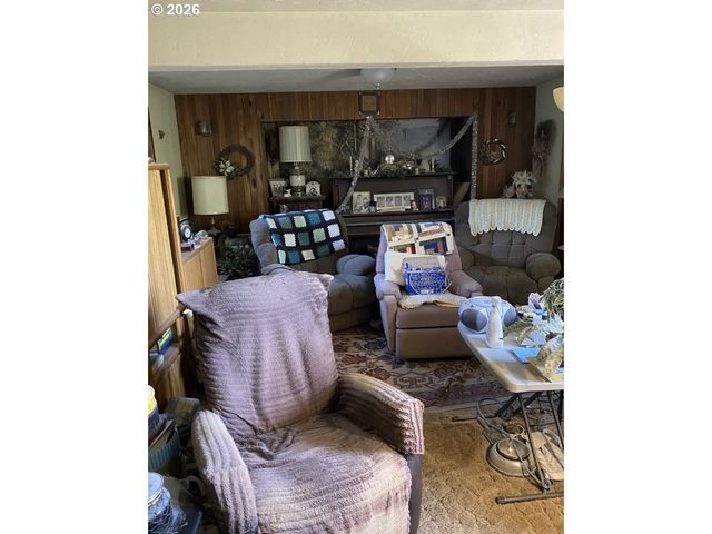 658 W FAIRVIEW Dr, Springfield, OR 97477
