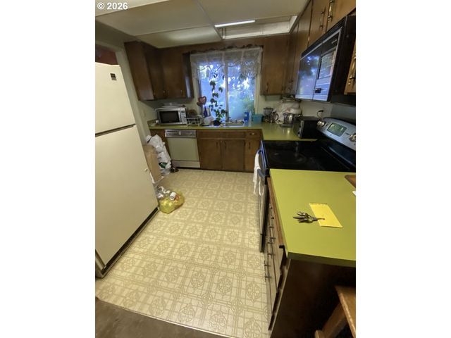 658 W FAIRVIEW Dr, Springfield, OR 97477