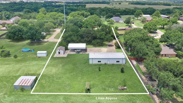 302 Wilcoxson Street, Farmersville, TX 75442