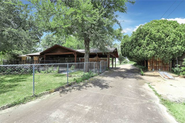 302 Wilcoxson Street, Farmersville, TX 75442