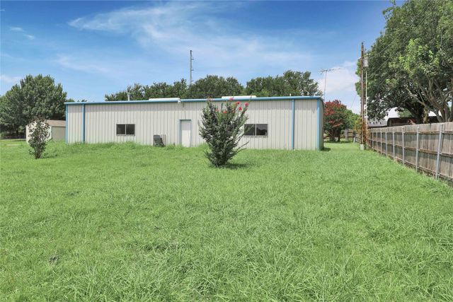 302 Wilcoxson Street, Farmersville, TX 75442