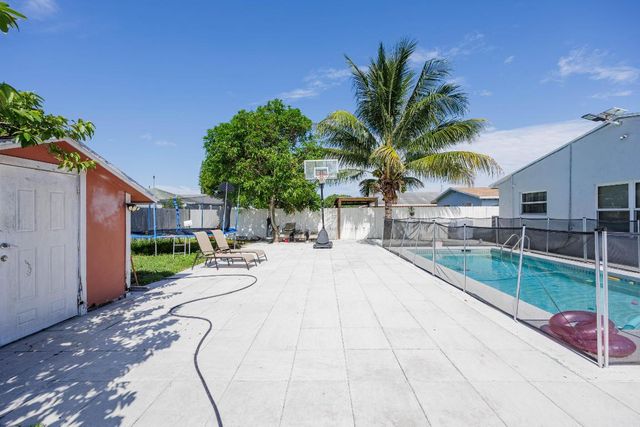 2578 Kentucky Street, West Palm Beach, FL 33406