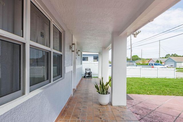 2578 Kentucky Street, West Palm Beach, FL 33406