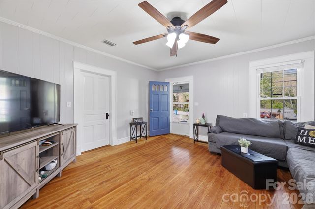 513 7th Street SW, Taylorsville, NC 28681