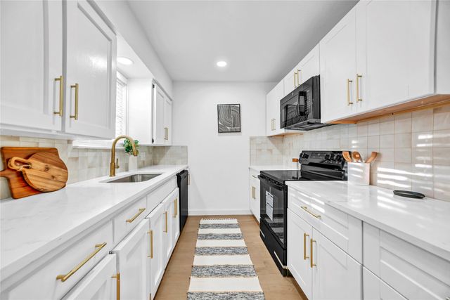808 Hillcrest Drive, Arlington, TX 76010
