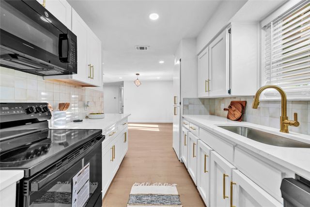 808 Hillcrest Drive, Arlington, TX 76010