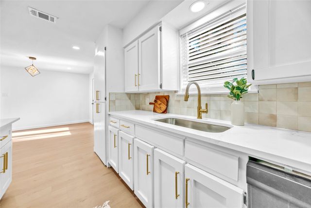 808 Hillcrest Drive, Arlington, TX 76010