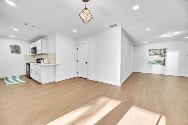 808 Hillcrest Drive, Arlington, TX 76010