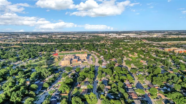 808 Hillcrest Drive, Arlington, TX 76010