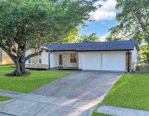 808 Hillcrest Drive, Arlington, TX 76010