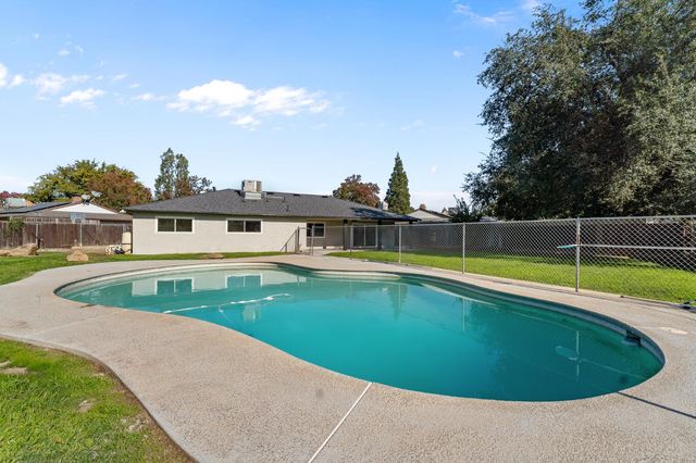 5443 N Prospect Avenue, Fresno, CA 93711