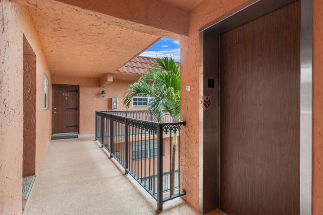 610 Tennis Club Drive 406, Fort Lauderdale, FL 33311