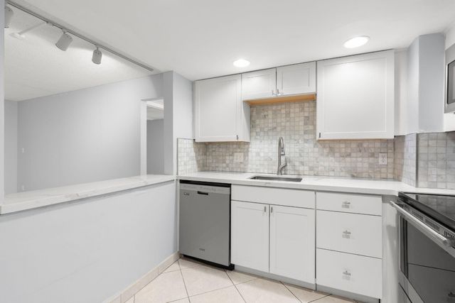 610 Tennis Club Drive 406, Fort Lauderdale, FL 33311