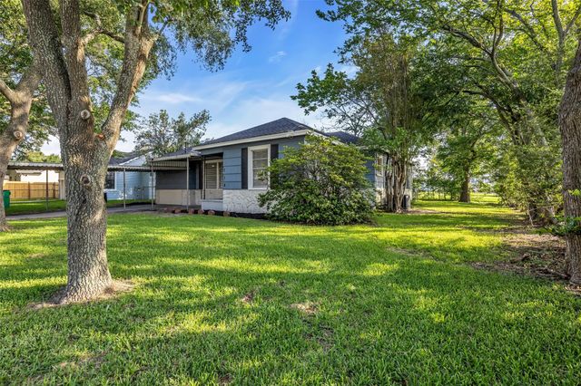 718 E Republic Avenue 1, Baytown, TX 77520