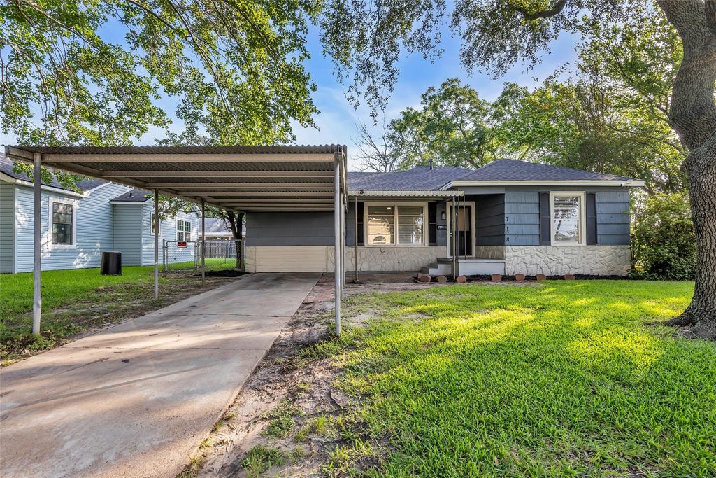 718 E Republic Avenue 1, Baytown, TX 77520
