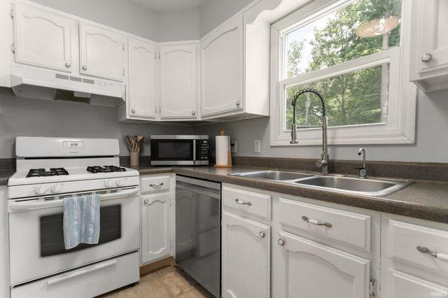 56556 Greenlawn Avenue, Osceola, IN 46561