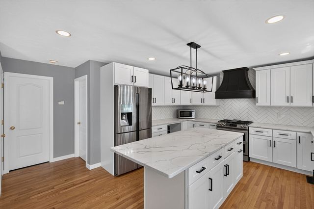 9 Broadview Ave, Berkley, MA 02779