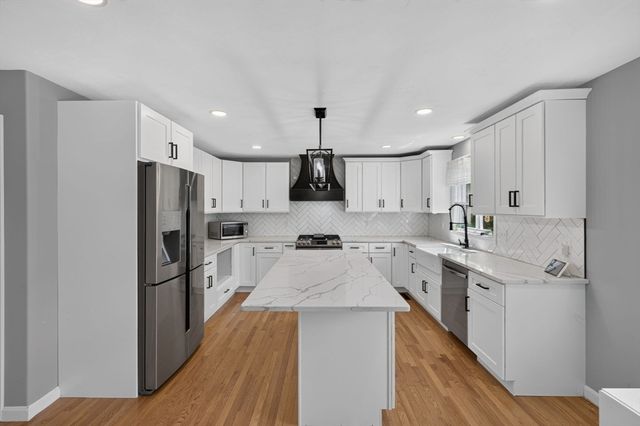 9 Broadview Ave, Berkley, MA 02779