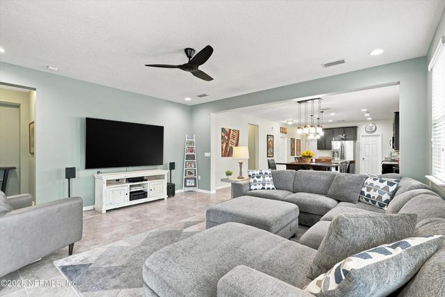 7068 FLEUR COVE Drive, Jacksonville, FL 32258