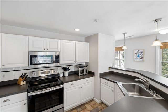 11 Edward Circle, Bedford, NH 03110