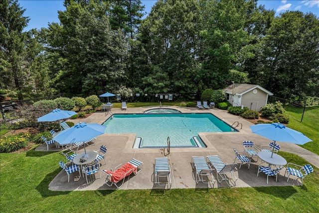 11 Edward Circle, Bedford, NH 03110