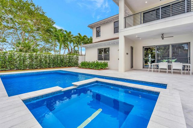 245 Alhambra Place, West Palm Beach, FL 33405