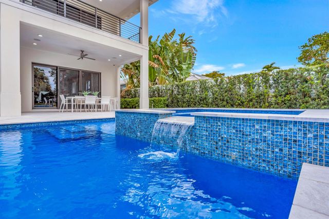 245 Alhambra Place, West Palm Beach, FL 33405