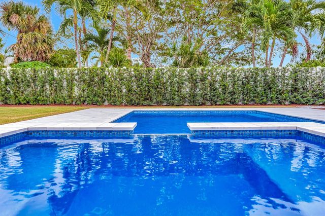 245 Alhambra Place, West Palm Beach, FL 33405