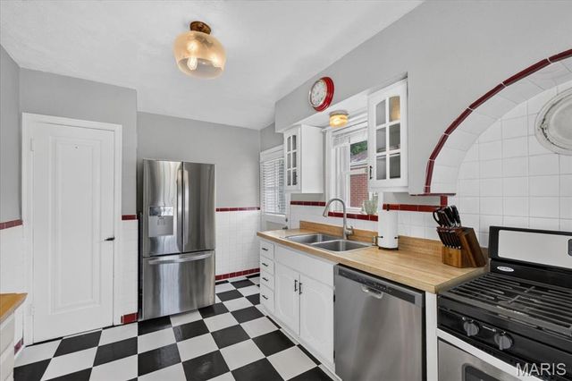 9438 Plainfield Drive, St Louis, MO 63119