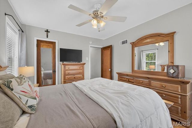 9438 Plainfield Drive, St Louis, MO 63119
