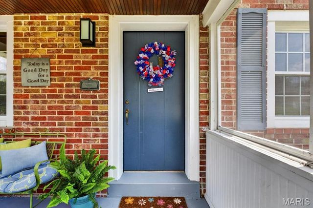 9438 Plainfield Drive, St Louis, MO 63119