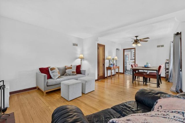 9438 Plainfield Drive, St Louis, MO 63119
