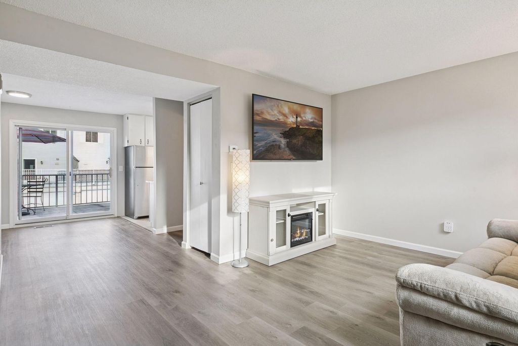 1479 Goodwin Avenue N, Oakdale, MN 55128