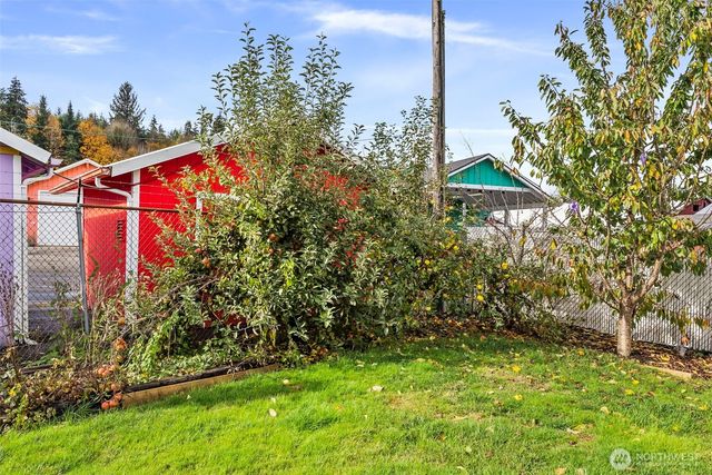 998 State Route 6, Raymond, WA 98577