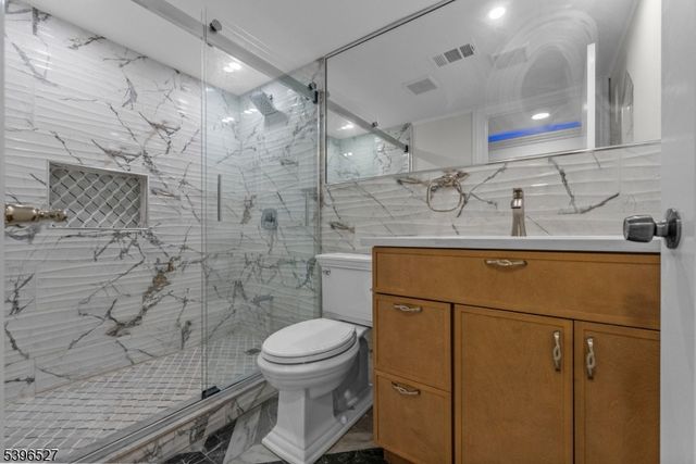 45 Dietrich Ln, North Haledon Boro, NJ 07508