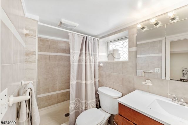 15 Melrose Ter, Elizabeth City, NJ 07208