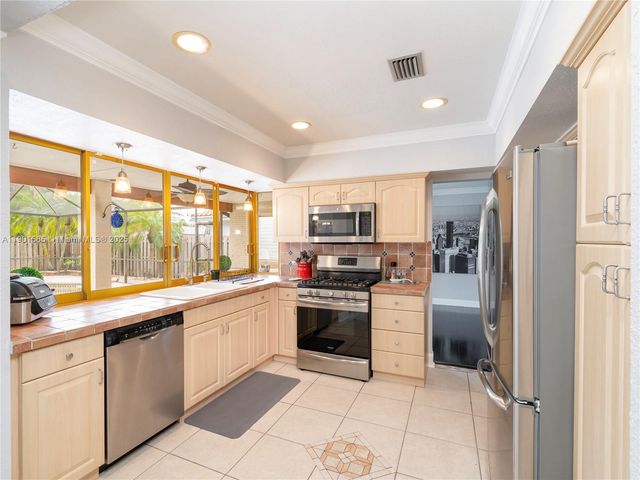 5124 Mckinley St, Hollywood, FL 33021