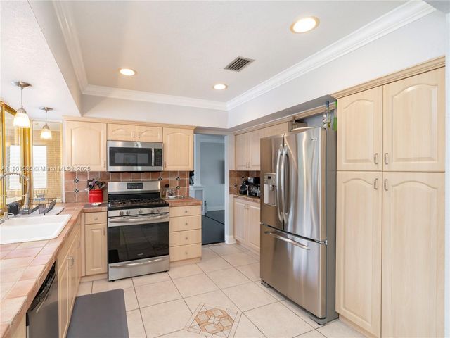 5124 Mckinley St, Hollywood, FL 33021