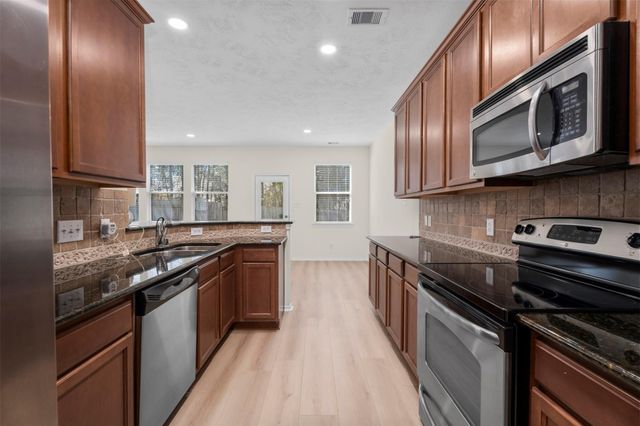 11 Whitekirk Place, Magnolia, TX 77354