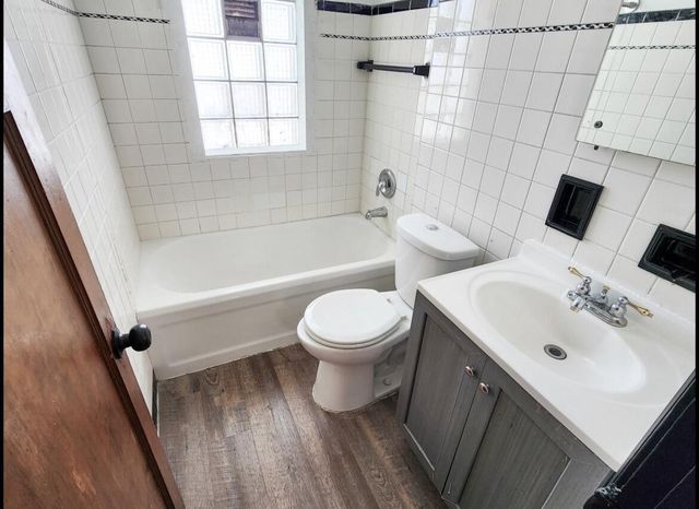 4235 W Fairmount AVENUE, Milwaukee, WI 53209