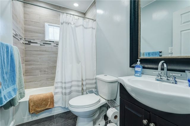 52 Laurelhurst Rd, Greece, NY 14626