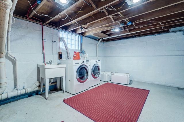 52 Laurelhurst Rd, Greece, NY 14626