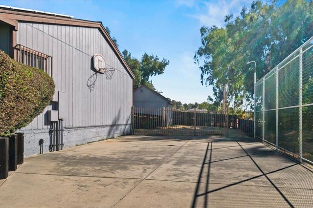 8071 Milnes Ave, Roseville, CA 95747
