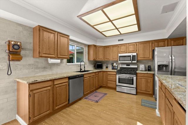 8071 Milnes Ave, Roseville, CA 95747