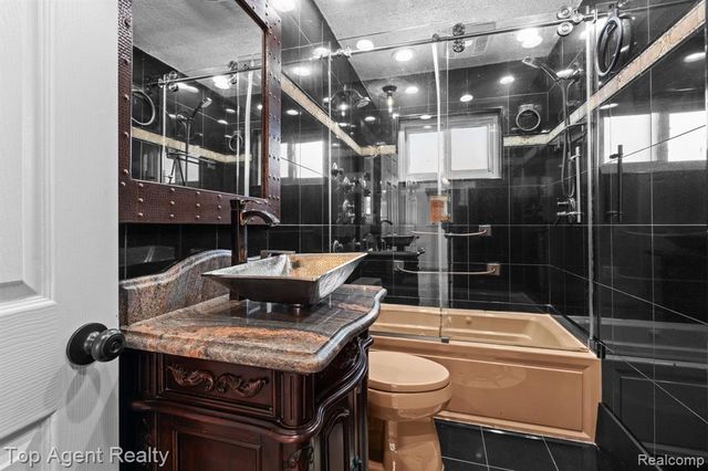 18027 Curtain Avenue, Eastpointe, MI 48021